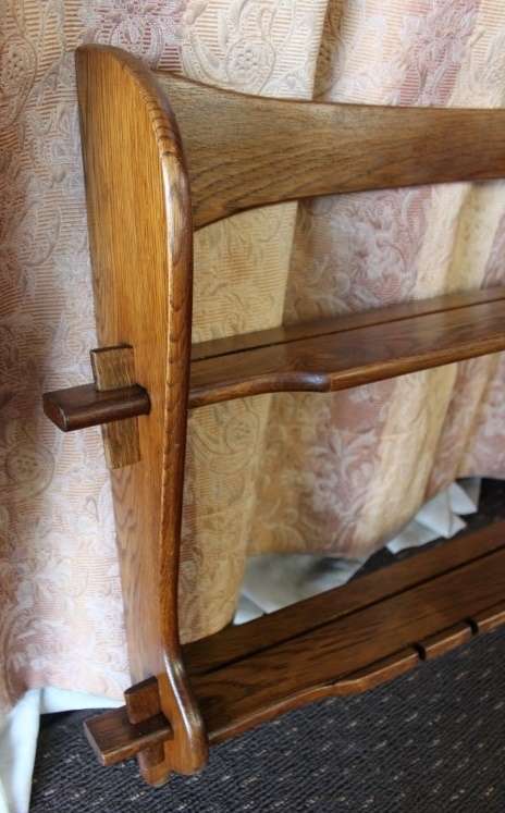 A BEAUTIFUL VINTAGE WALL MOUNTABLE DISPLAY STAND WITH GROOVED SHELVES FOR DISPLAYING PLATES