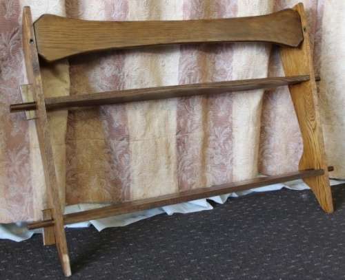 A BEAUTIFUL VINTAGE WALL MOUNTABLE DISPLAY STAND WITH GROOVED SHELVES FOR DISPLAYING PLATES