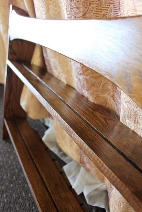 A BEAUTIFUL VINTAGE WALL MOUNTABLE DISPLAY STAND WITH GROOVED SHELVES FOR DISPLAYING PLATES