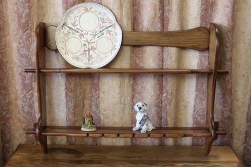 A BEAUTIFUL VINTAGE WALL MOUNTABLE DISPLAY STAND WITH GROOVED SHELVES FOR DISPLAYING PLATES