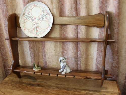 A BEAUTIFUL VINTAGE WALL MOUNTABLE DISPLAY STAND WITH GROOVED SHELVES FOR DISPLAYING PLATES