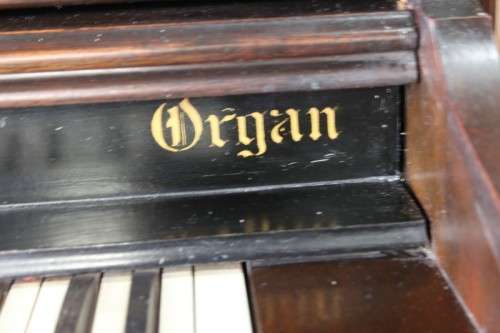 AN INCREDIBLY RARE ANTIQUE VICTORIAN (1890 - 1912) HAMILTON PIANO Co. HIGH BACK PARLOR PUMP ORGAN