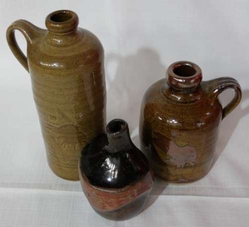 A WONDERFUL COLLECTION OF 3x VINTAGE BROWN GLAZED STONEWARE BOTTLES IN GREAT CONDITION