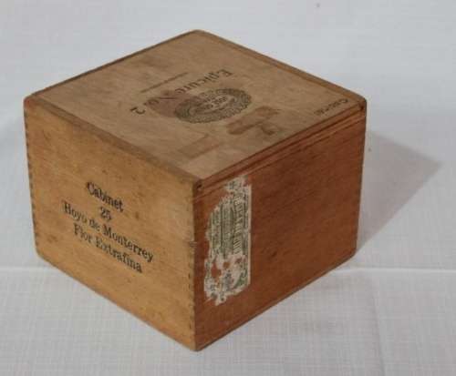 AN EXQUSITELY HAND MADE JOSE GENER EPICURE No.2 WOODEN CIGAR BOX IN FANTASTIC CONDITION!!!