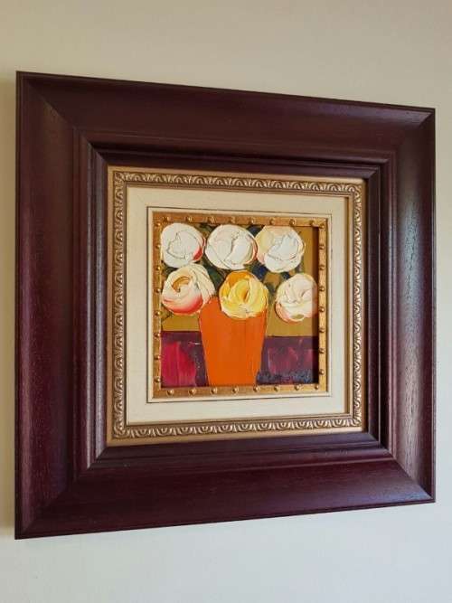 AN EXQUISITELY FRAMED ORIGINAL SIGNED LYNETTE BARNARD OIL PAINTING WITH BOLD STRIKING COLOURS