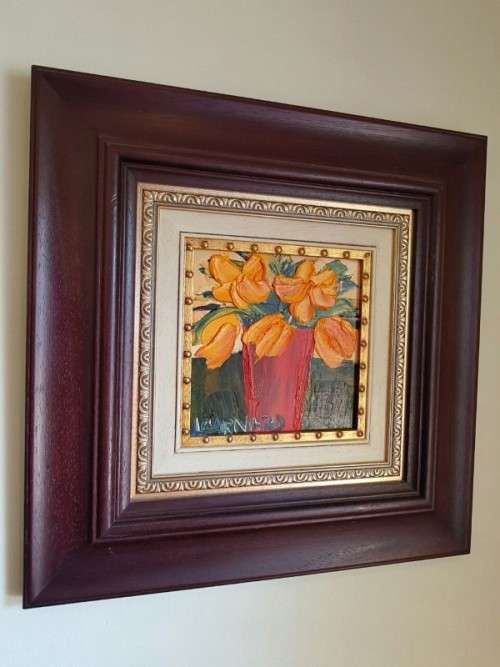 A BEAUTIFULLY FRAMED ORIGINAL SIGNED LYNETTE BARNARD OIL PAINTING WITH BOLD STRIKING COLOURS