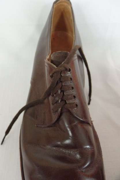 A GREAT PAIR OF MEN'S GENUINE LEATHER STEP-OUT SHOES IN GOOD CONDITION