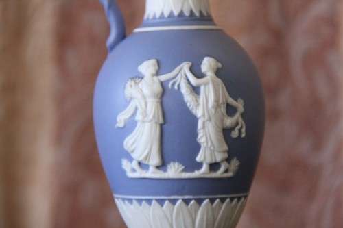 A BEAUTIFUL HANDMADE WEDGWOOD JASPER REPLICA URN VASE BY BALBOA IN GORGEOUS CONDITION