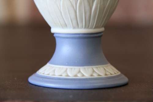 A BEAUTIFUL HANDMADE WEDGWOOD JASPER REPLICA URN VASE BY BALBOA IN GORGEOUS CONDITION
