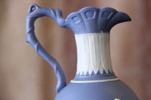 A BEAUTIFUL HANDMADE WEDGWOOD JASPER REPLICA URN VASE BY BALBOA IN GORGEOUS CONDITION