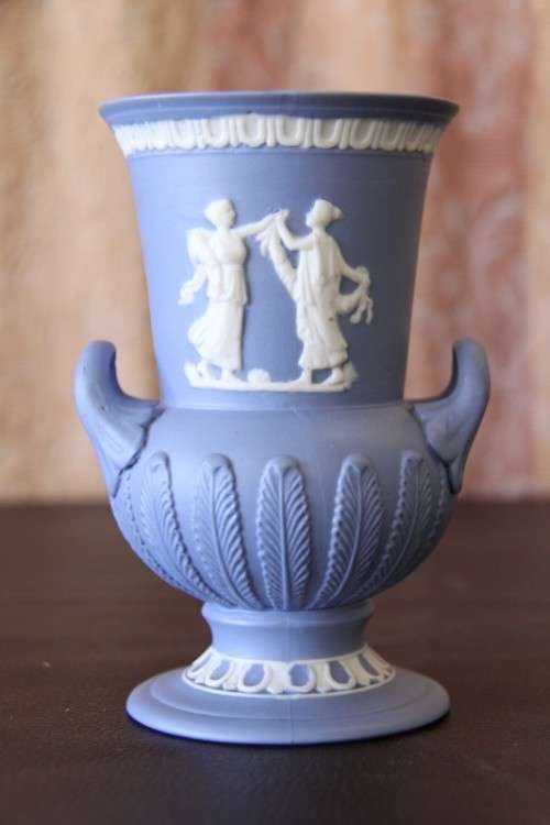 A WONDERFUL HANDMADE WEDGWOOD JASPER REPLICA AMPHORA BY BALBOA IN AMAZING CONDITION