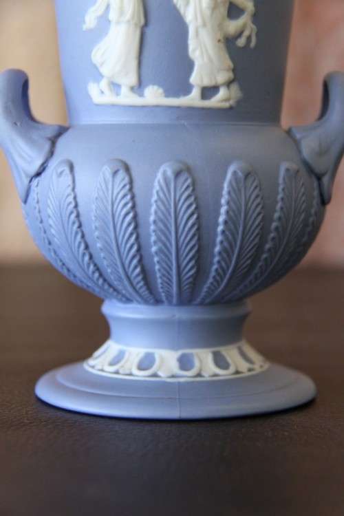 A WONDERFUL HANDMADE WEDGWOOD JASPER REPLICA AMPHORA BY BALBOA IN AMAZING CONDITION