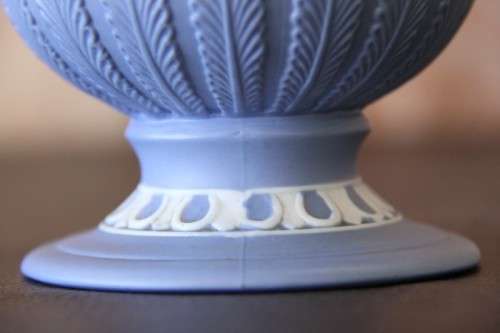 A WONDERFUL HANDMADE WEDGWOOD JASPER REPLICA AMPHORA BY BALBOA IN AMAZING CONDITION