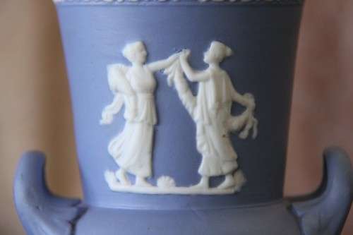 A WONDERFUL HANDMADE WEDGWOOD JASPER REPLICA AMPHORA BY BALBOA IN AMAZING CONDITION