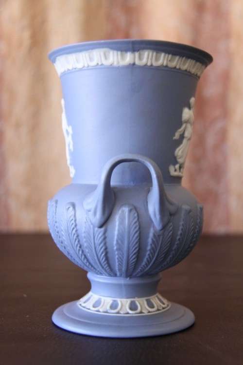 A WONDERFUL HANDMADE WEDGWOOD JASPER REPLICA AMPHORA BY BALBOA IN AMAZING CONDITION