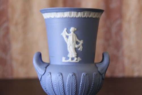 A WONDERFUL HANDMADE WEDGWOOD JASPER REPLICA AMPHORA BY BALBOA IN AMAZING CONDITION
