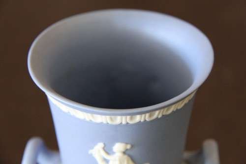 A WONDERFUL HANDMADE WEDGWOOD JASPER REPLICA AMPHORA BY BALBOA IN AMAZING CONDITION