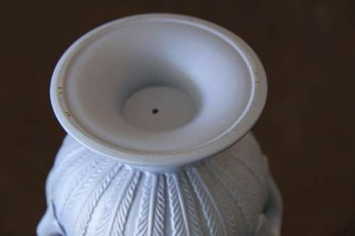 A WONDERFUL HANDMADE WEDGWOOD JASPER REPLICA AMPHORA BY BALBOA IN AMAZING CONDITION