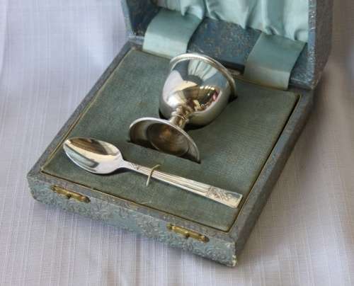 An exquisite vintage (c1950's) ''Angora'' silver plated "breakfast" egg serving set in its box