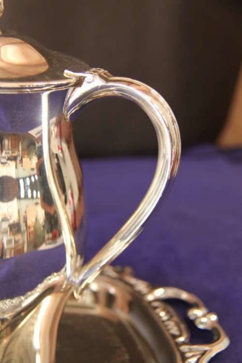 **RS17** A vintage 6-cup silver plated teapot with beautiful ornate knob in remarkable condition
