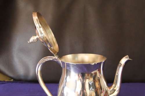 **RS17** A vintage 6-cup silver plated teapot with beautiful ornate knob in remarkable condition