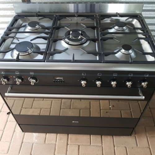 An incredible (Black) SMEG 90cm 5-burner gas stove with an electric oven in great condition
