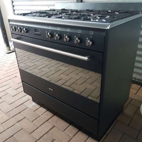 An incredible (Black) SMEG 90cm 5-burner gas stove with an electric oven in great condition