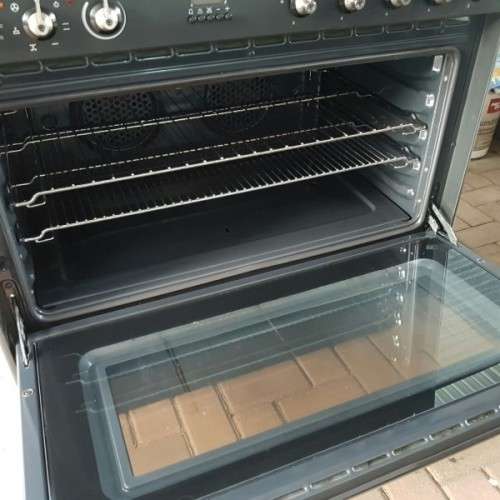 An incredible (Black) SMEG 90cm 5-burner gas stove with an electric oven in great condition