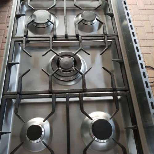 An incredible (Black) SMEG 90cm 5-burner gas stove with an electric oven in great condition