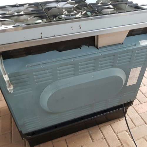 An incredible (Black) SMEG 90cm 5-burner gas stove with an electric oven in great condition