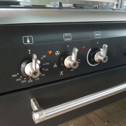 An incredible (Black) SMEG 90cm 5-burner gas stove with an electric oven in great condition