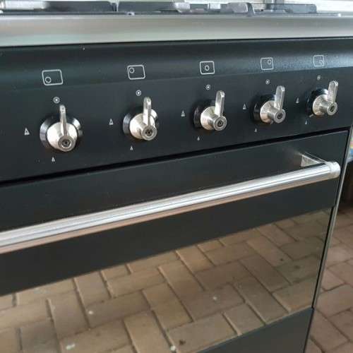 An incredible (Black) SMEG 90cm 5-burner gas stove with an electric oven in great condition