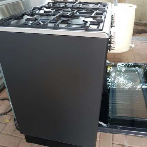 An incredible (Black) SMEG 90cm 5-burner gas stove with an electric oven in great condition
