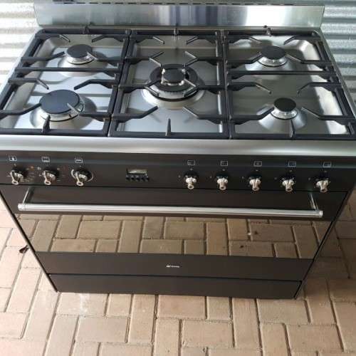 An incredible (Black) SMEG 90cm 5-burner gas stove with an electric oven in great condition