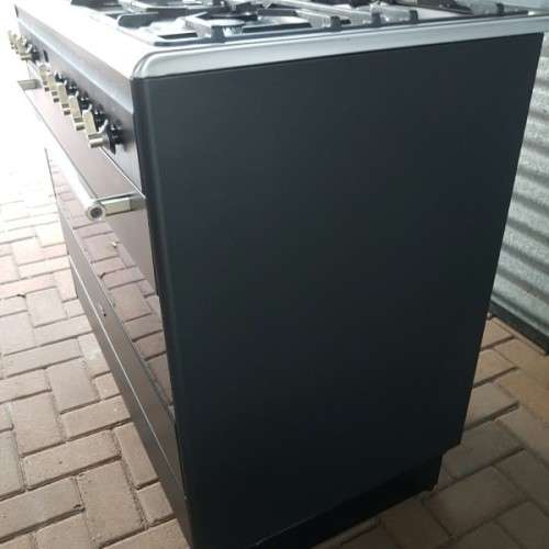 An incredible (Black) SMEG 90cm 5-burner gas stove with an electric oven in great condition