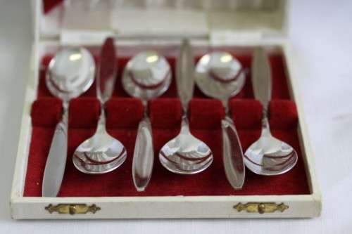 A beautiful boxed set of six English made "Angora" EPNS silver plated tea spoons