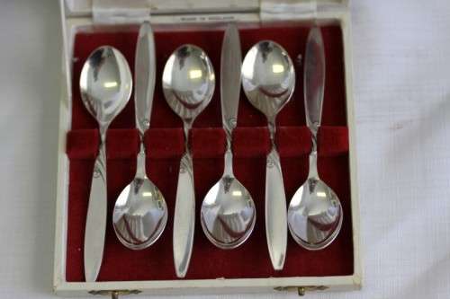 A beautiful boxed set of six English made "Angora" EPNS silver plated tea spoons