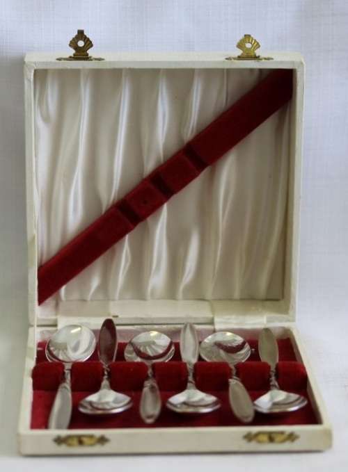 A beautiful boxed set of six English made "Angora" EPNS silver plated tea spoons