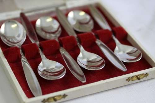 A beautiful boxed set of six English made "Angora" EPNS silver plated tea spoons