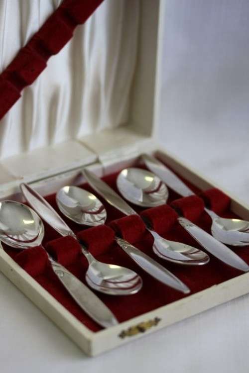 A beautiful boxed set of six English made "Angora" EPNS silver plated tea spoons