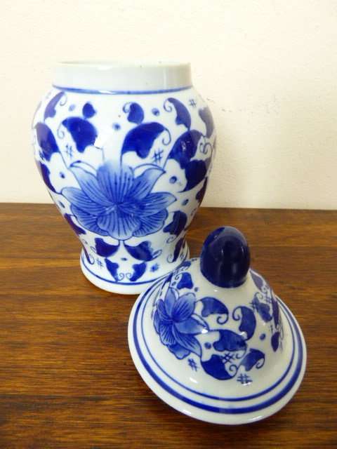 An exquisite hand painted "blue and white" Ming dynasty type porcelain ginger jar with a lid