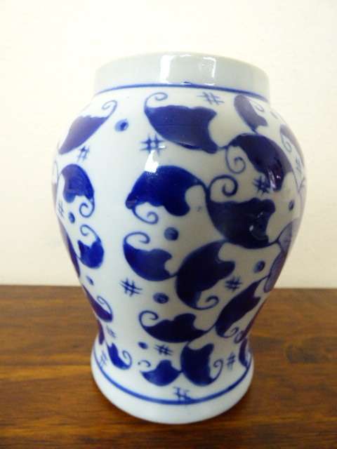 An exquisite hand painted "blue and white" Ming dynasty type porcelain ginger jar with a lid