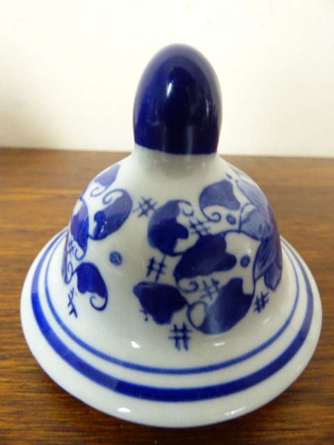 An exquisite hand painted "blue and white" Ming dynasty type porcelain ginger jar with a lid