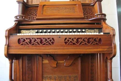 A spectacular rare antique Victorian (1902 - 1920) Newman Bros high back parlor reed organ