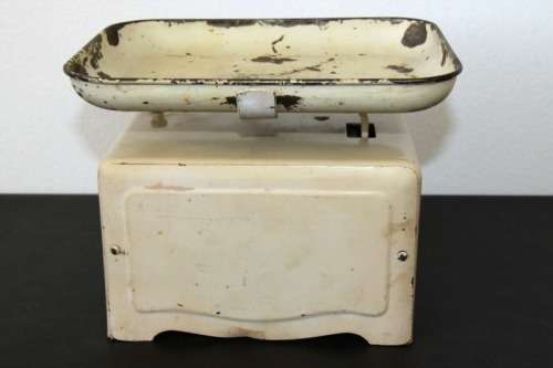 An incredibe vintage Lyssex household scale with its original bowl in full working condition