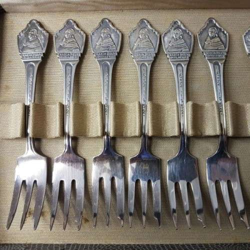 A spectacular rare Dutch Sola 90 boxed set of six EPNS teaspoons, six cake forks & sugar spoon