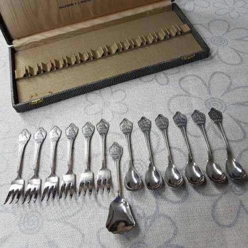 A spectacular rare Dutch Sola 90 boxed set of six EPNS teaspoons, six cake forks & sugar spoon