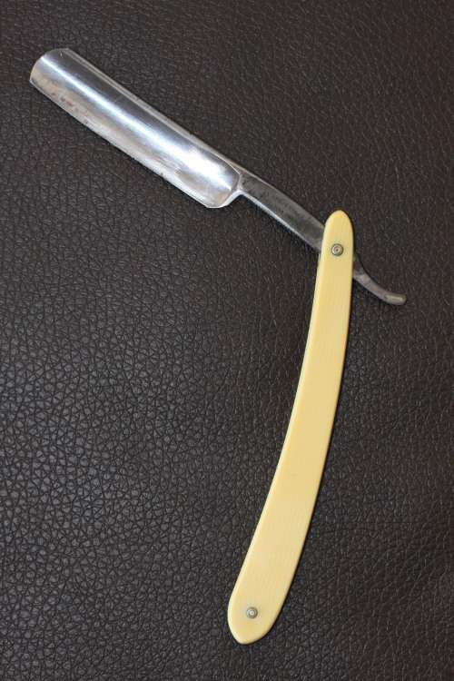 An awesome rare antique "Haljestrand Eskilstuna MKN08" Swedish cut throat razor in its original box