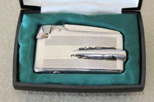A spectacular vintage original "Ronson Varaflame" cigarette butane lighter made in England
