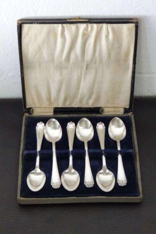 An amazing antique boxed set of English made EPNS silver plated teaspoons with stunning detailing